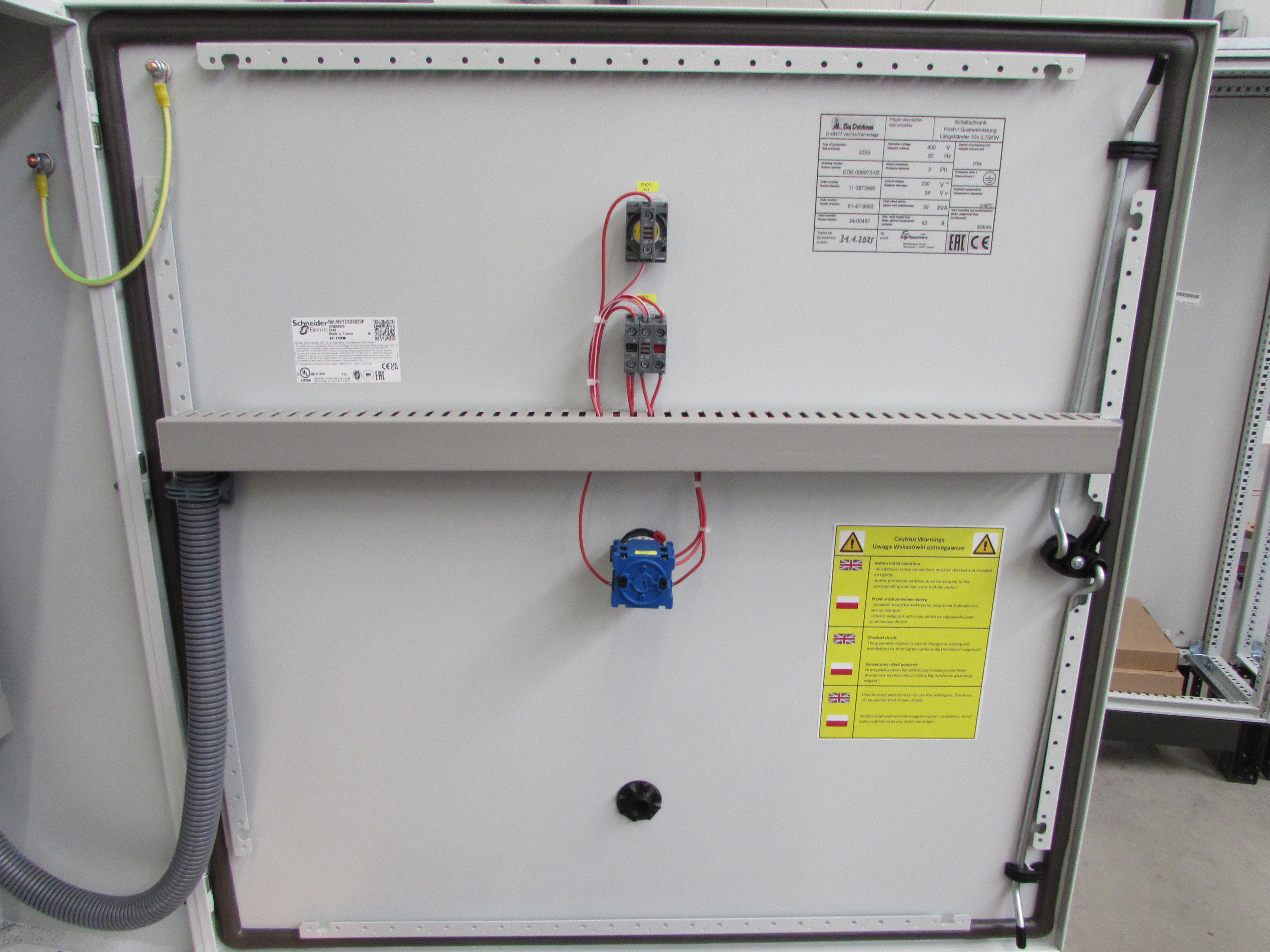 Control cab. manure removal elev-/ cross conveyors